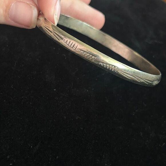 Vintage Handmade Marked Sterling Silver Mexico Hand Carved Bangle 2.65" 14 grams - Picture 2 of 7